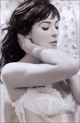 Monica_Bellucci_June2k3_FHM5.jpg